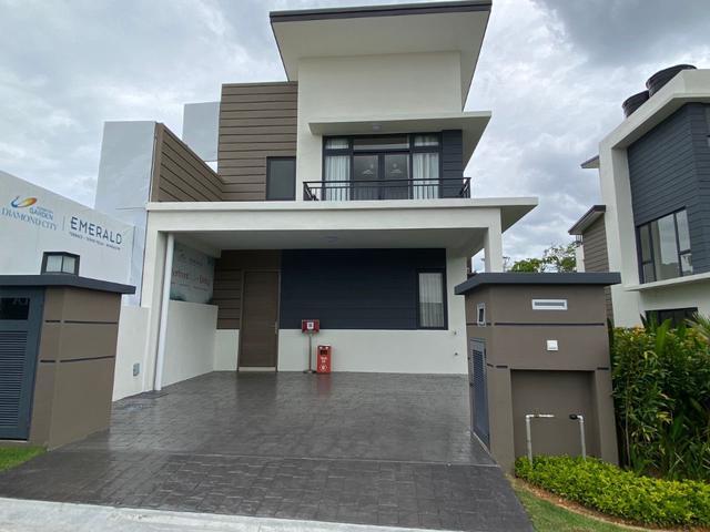 Left 4 units lot with 470K located at Masai 3 min exit tol SDE