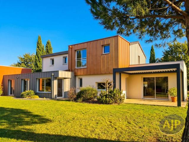 LEGÉ Villa avec piscine intérieure !