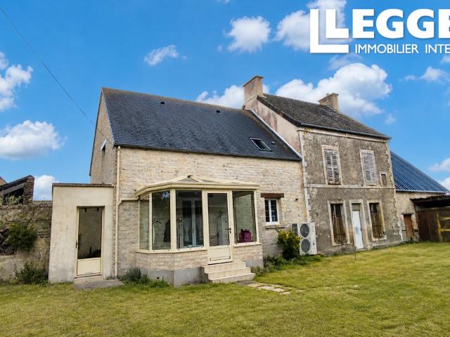 Leggett. Maison en pierre de 3 ch. Maison à rénover valeur €60K, grange.. 5 minutes d'Omaha Beach. 14000m2