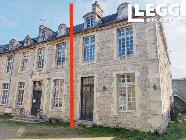 Centre CARENTAN, 23 Place de la Republique. Maison de ville historique dans une cour