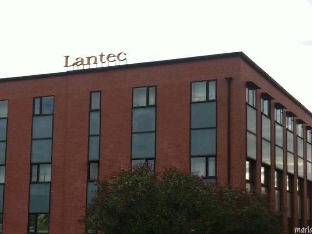 “Leioa, junto a la ría, se alquilan oficinas en edificio Lan”