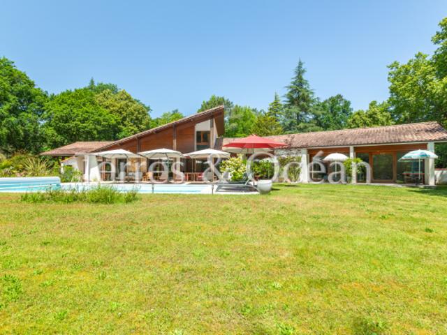 L'ELEGANCE ARCHITECTURALE AU COEUR D'UN ECRIN DE VERDURE