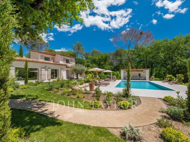 L'élégance provençale rencontre le luxe contemporain à Roque. 292m² Roquefort les Pins