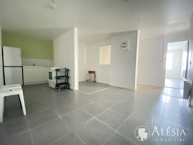 L'ÉPINE: A LOUER APPARTEMENT T3 55,38m² AVEC COUR ET PLACE DE STATIONNEMENT, L epine
