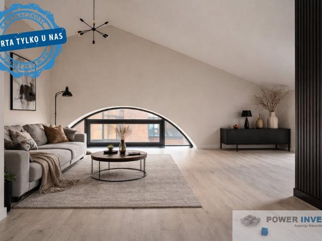 Loftowe mieszkanie z wysokim sufitem i świetlikami