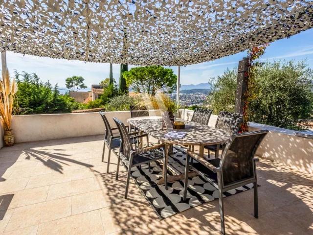 APPARTEMENT PANORAMIQUE DE 248 M², LUMINEUX AVEC BEAU POTENTIEL