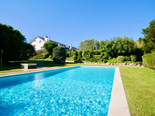 Magnífica casa con jardín y piscina en exclusivo complejo con vigilancia