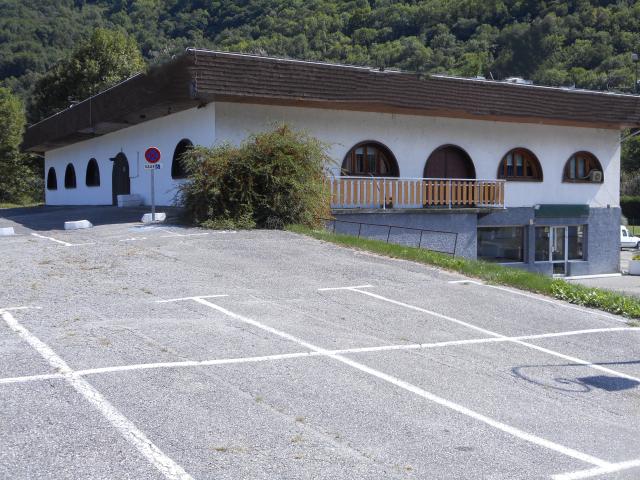 LES CHAVANNES EN MAURIENNE. Ancien bâtiment de loisirs à rénover 486 m2 plus terrain 2150 m2