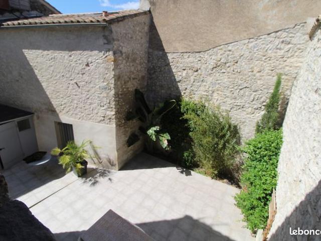 Les anciennes écuries des remparts avec son grand patio de 80 M2 environ