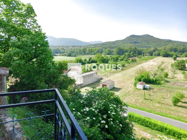 Les Aires, au centre du village maison avec 2 appartements, vue sur la campagne