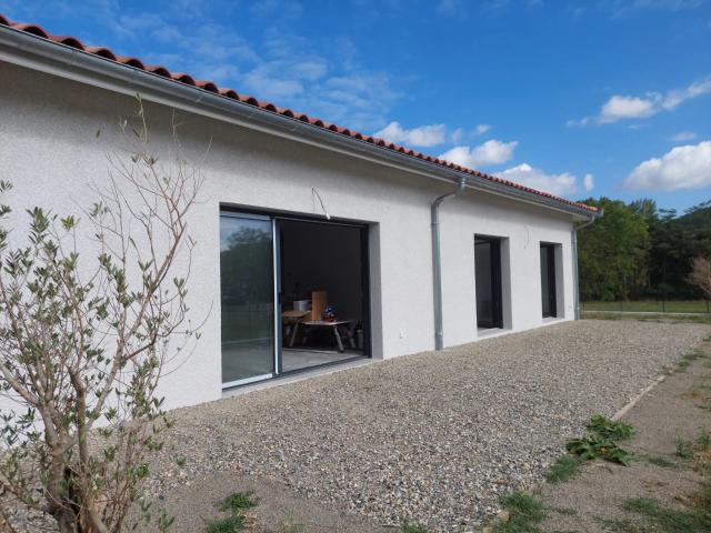 LES BORDES SUR ARIZE 09, villa récente T5 avec garage et terrain