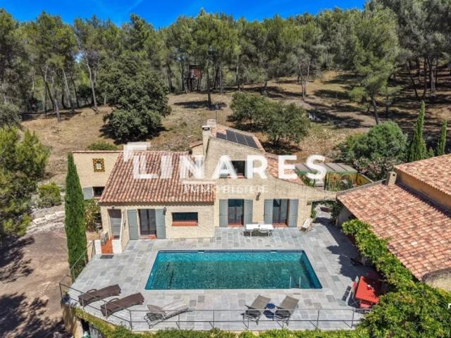 LES HAUTS: Propriété de 310m2 145 + 90 + 40 + 30m2 Piscine à fond mobile, Tennis, 2 hectares Simiane Collongue