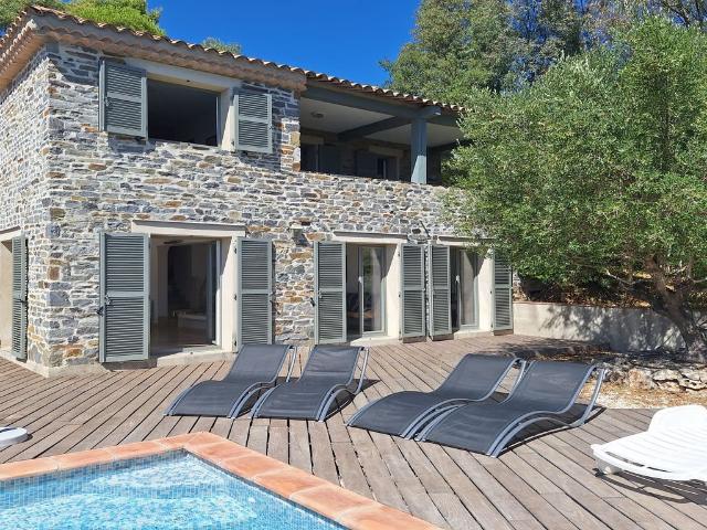 Les Issambres Mas provençal en pierre, 5 chambres, vue mer. 112m² Les Issambres
