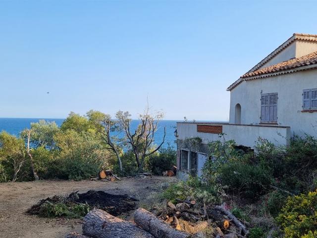 Les Issambres, í 500 mètres du bord de mer, villa í raser su. 102m² Les Issambres
