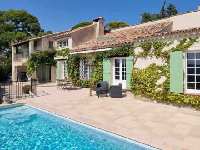 Villa avec piscine et superbe vue mer