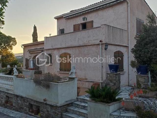 LES ISSAMBRES VILLA A VENDRE PROCHE MER, COMMERCES ET PORT