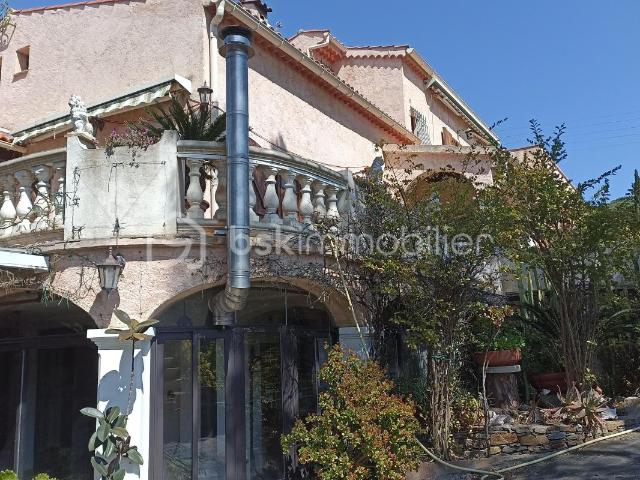 LES ISSAMBRES VILLA A VENDRE PROCHE MER, COMMERCES ET PORT