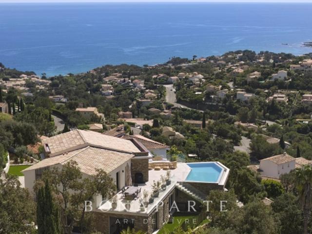 LES ISSAMBRES: Villa contemporaine d'exception – 257 m² habitables – Vue mer panoramique