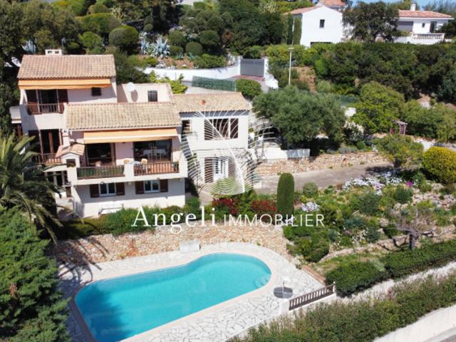 LES ISSAMBRES: VILLA PROVENCALE VUE MER