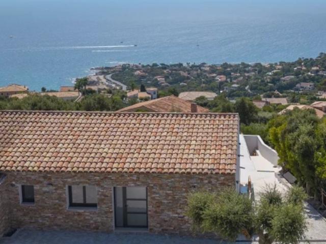 LES ISSAMBRES VILLA RENOVEE AVEC VUE MER PANORAMIQUE