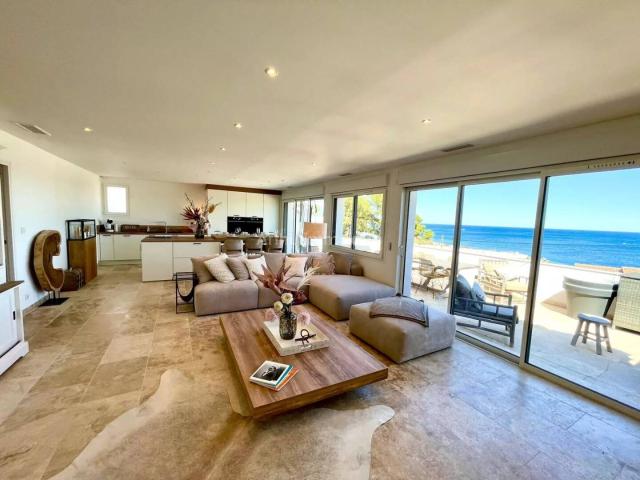 LES ISSAMBRES VILLA SUR LE TOIT