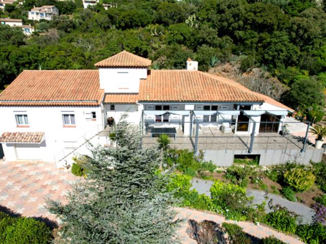LES ISSAMBRES, VILLA 185 m², 5 pièces, VUE DEGAGÉE JUSQU'À LA MER