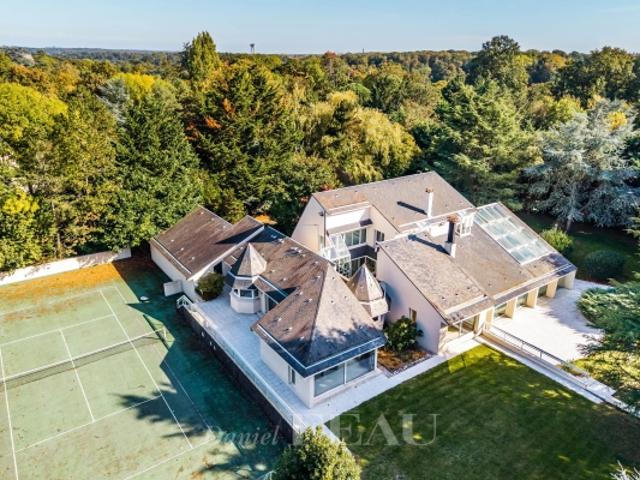 LES LOGES EN JOSAS Maison d'architecte avec piscine et tennis
