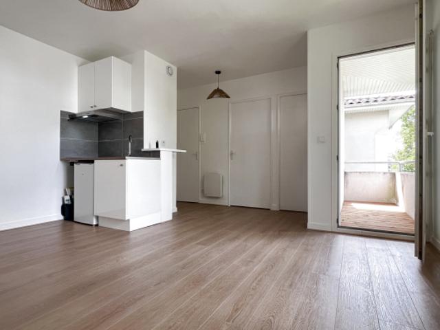 LES MINIMES Studio rénové avec balcon à deux pas de tout