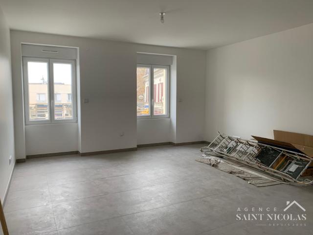 LES MUREAUX CENTRE VILLE Immeuble de rapport et fonds de commerce de brasserie, 5 appartements rénovés 380 m2
