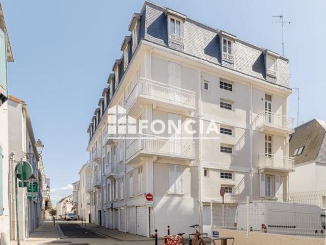 LES SABLES D'OLONNE 50M DE LA PLAGE ET DU REMBLAI Charmant appartement T2 entièrement rénové avec vue latérale mer
