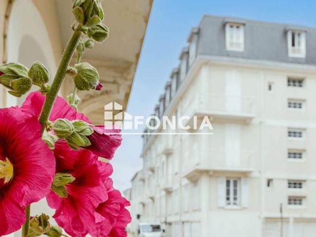 LES SABLES D'OLONNE CENTRE PLAGE Appartement T2 avec grand balcon et vue latérale mer dans résidence de caractère