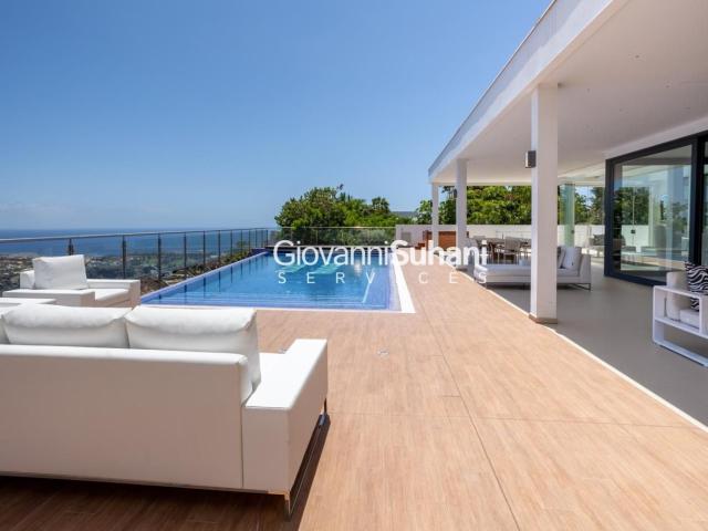 Les presentamos esta Gran Villa de lujo en La Caleta, Costa. 911m² Adeje
