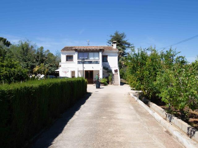 Les presentamos este chalet en Denia construido en dos plant. 390m² Dénia