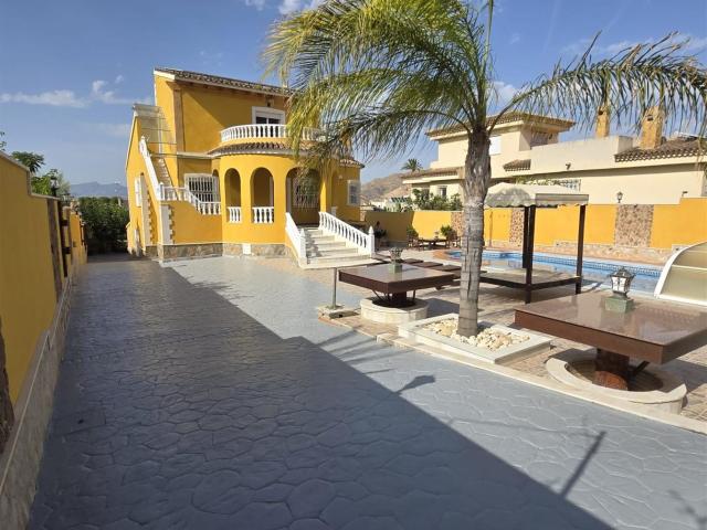 Les presentamos la villa de sus sueños! Una villa independie. 250m² Orihuela