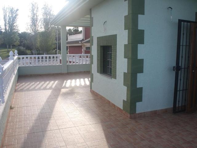Les presentamos un chalet listo para habitar en una destacad. 319m² Torrevieja