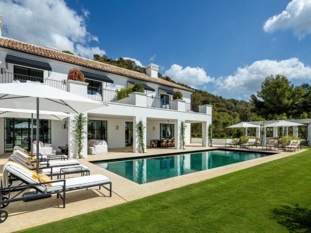 Les presentamos una preciosa villa de seis dormitorios y sie. 1000m² Marbella