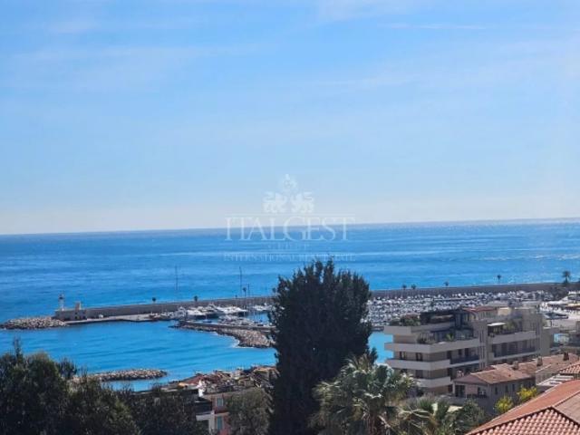 Les Terrasses du Soleil, vaste et lumineux deux pièces avec terrasse et vue mer, à quelques pas de la mer et du port, avec piscine, garage et cave