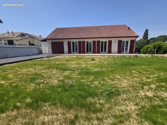 Lescar – Maison de plain pied rénovée 95 m² – 3 ch + bureau – Garage Terrain 700 m² piscinable