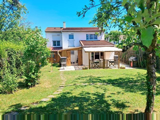 LESIGNY, Pavillon 4 chambres, 1 bureau