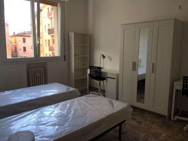 Letto in affitto in appartamento con 3 camere da letto a Bologna