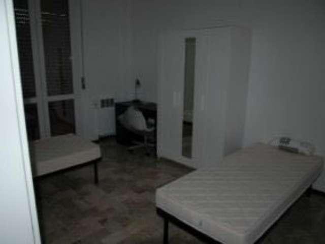 Letto in affitto in appartamento con 3 camere da letto a Bologna
