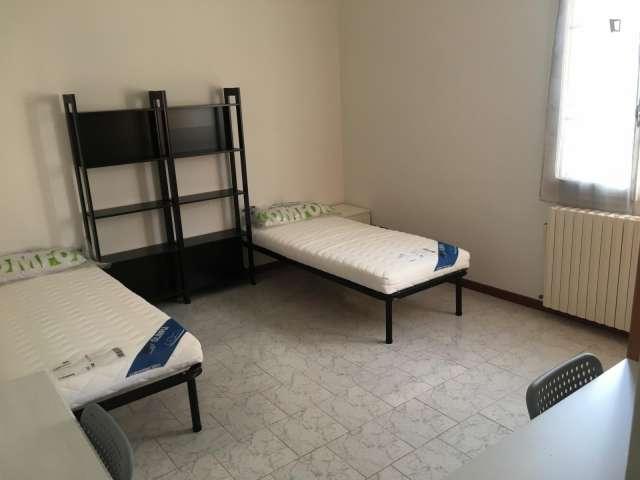 Letto in affitto in appartamento con 3 camere da letto a Bologna