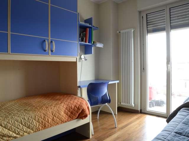 Letto in affitto in appartamento con 3 camere da letto a Milano