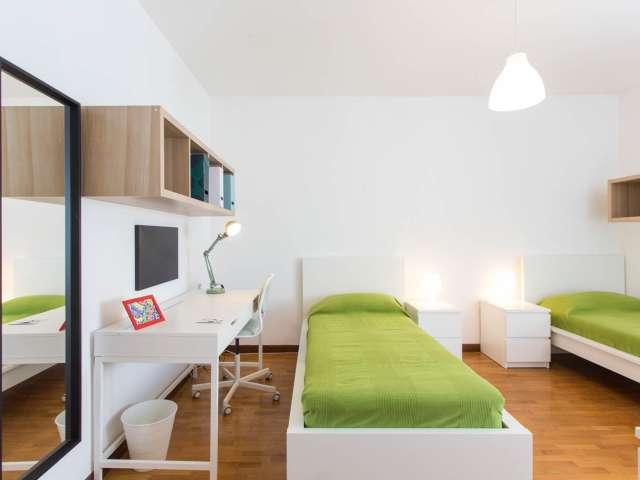 Letto in affitto in appartamento con 3 camere da letto a Milano