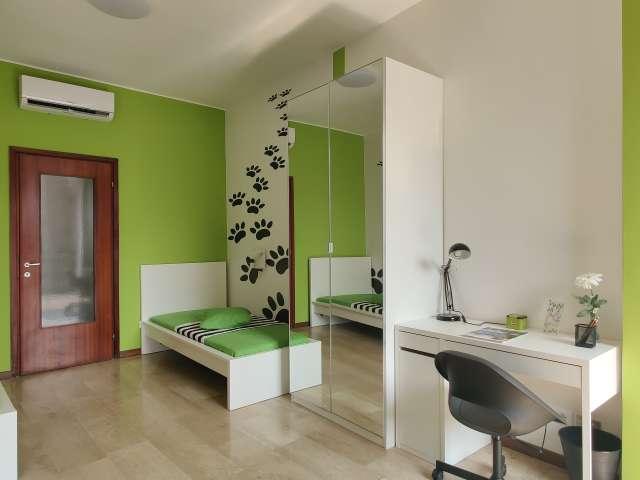 Letto in affitto in appartamento con 3 camere da letto a Milano