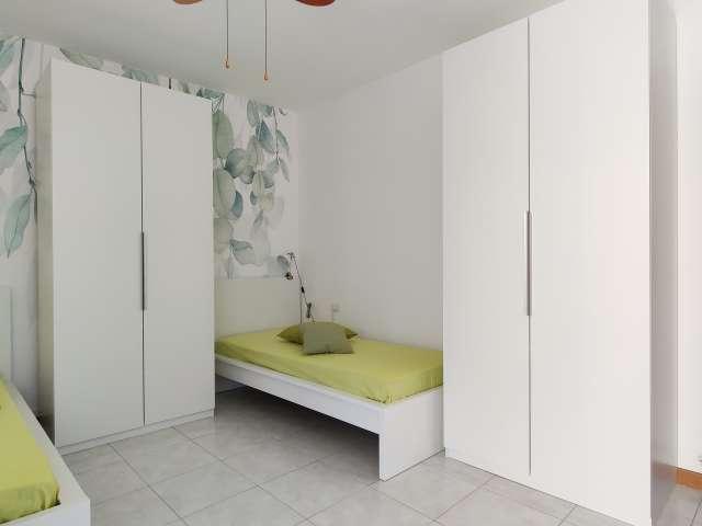 Letto in affitto in appartamento con 3 camere da letto a Milano