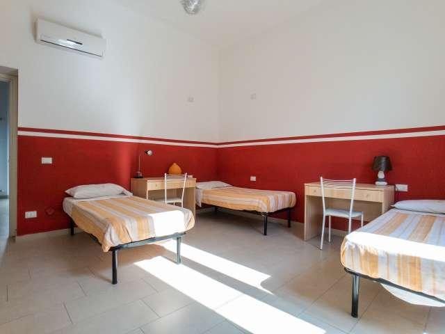 Letto in affitto in appartamento con 1 camera da letto a Morivione, Milano