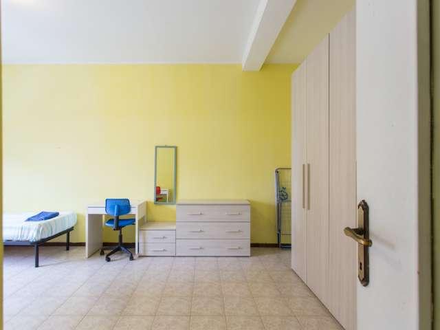 Letto in affitto in appartamento con 2 camere da letto a Barona, Milano