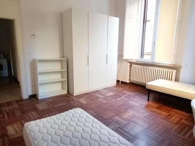 Letto in affitto in appartamento con 2 camere da letto a Bologna