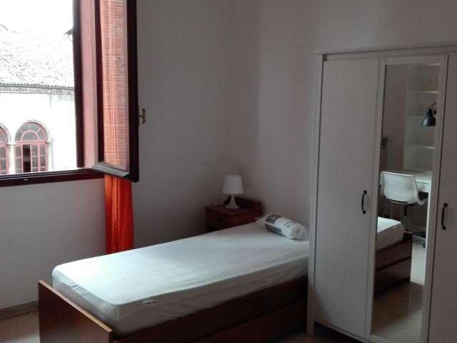 Letto in affitto in appartamento con 2 camere da letto a Bologna
